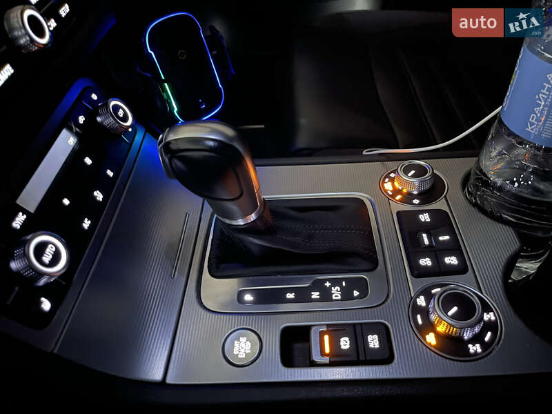 Позашляховик / Кросовер Volkswagen Touareg 2015 в Києві