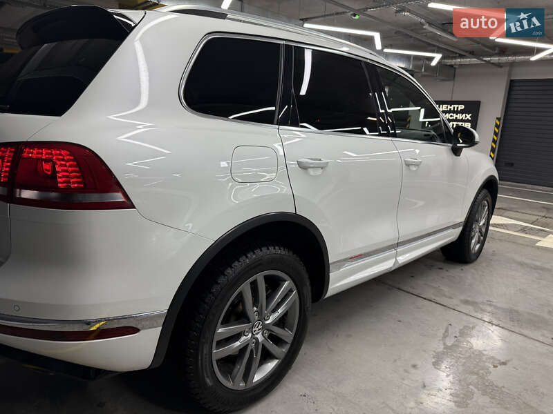 Позашляховик / Кросовер Volkswagen Touareg 2015 в Києві