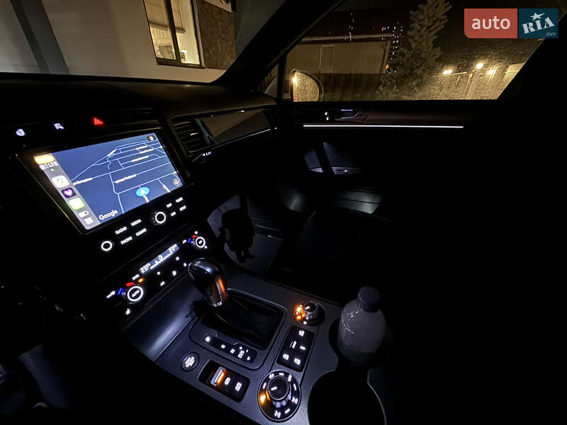 Позашляховик / Кросовер Volkswagen Touareg 2015 в Києві
