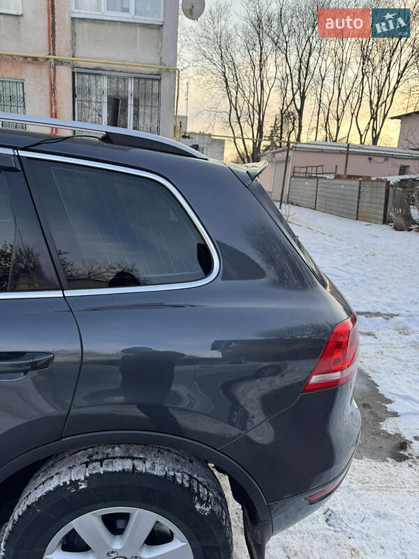Внедорожник / Кроссовер Volkswagen Touareg 2012 в Полтаве