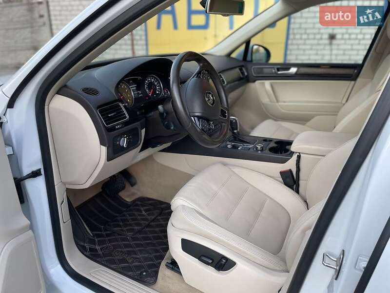 Позашляховик / Кросовер Volkswagen Touareg 2013 в Києві