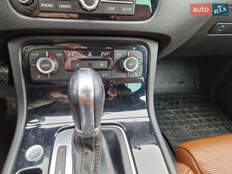 Позашляховик / Кросовер Volkswagen Touareg 2013 в Києві