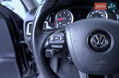 Внедорожник / Кроссовер Volkswagen Touareg 2012 в 