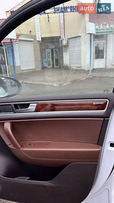 Внедорожник / Кроссовер Volkswagen Touareg 2014 в Знаменке