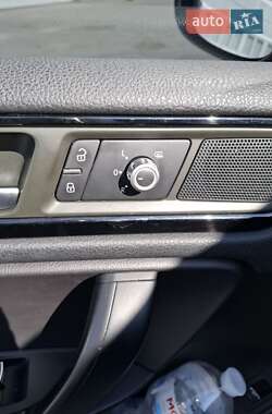 Позашляховик / Кросовер Volkswagen Touareg 2013 в 