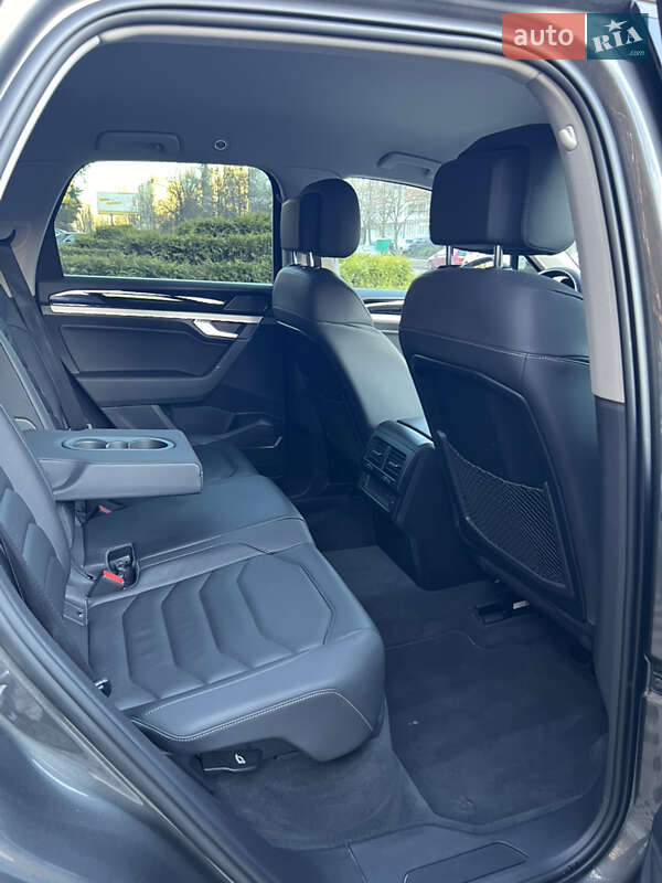 Позашляховик / Кросовер Volkswagen Touareg 2020 в Києві