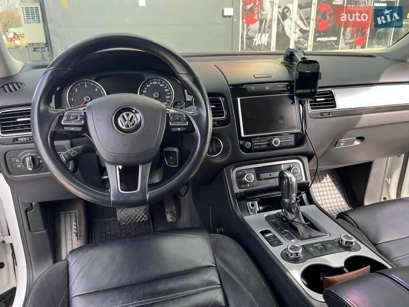 Внедорожник / Кроссовер Volkswagen Touareg 2012 в Хмельницком