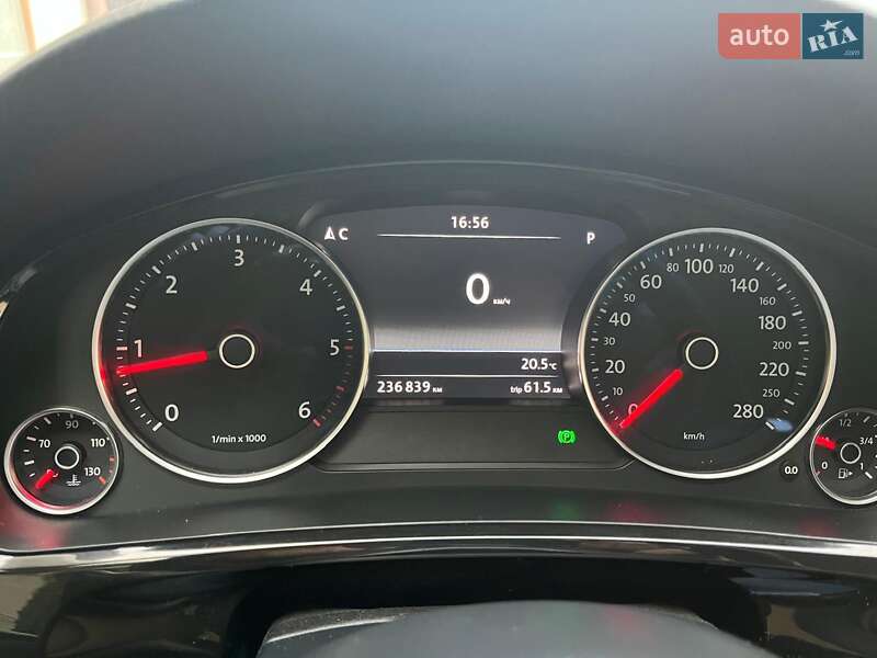 Внедорожник / Кроссовер Volkswagen Touareg 2012 в Хмельницком