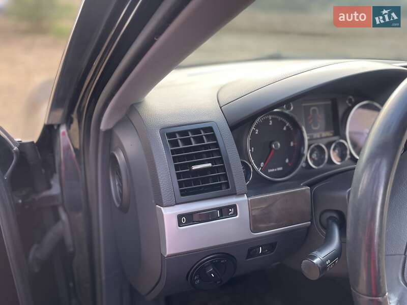 Внедорожник / Кроссовер Volkswagen Touareg 2006 в Новояворовске