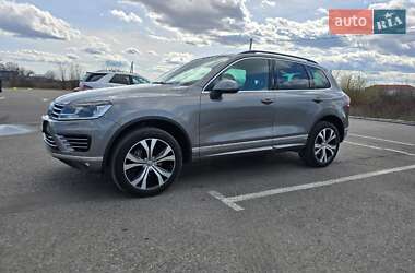 Внедорожник / Кроссовер Volkswagen Touareg 2015 в Черновцах