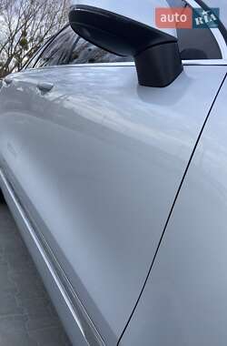 Позашляховик / Кросовер Volkswagen Touareg 2012 в 