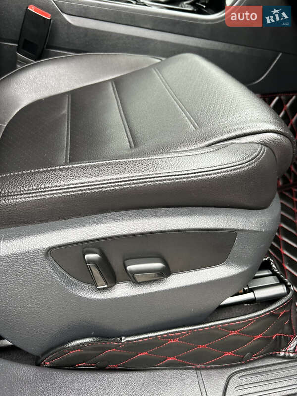 Внедорожник / Кроссовер Volkswagen Touareg 2013 в Полтаве
