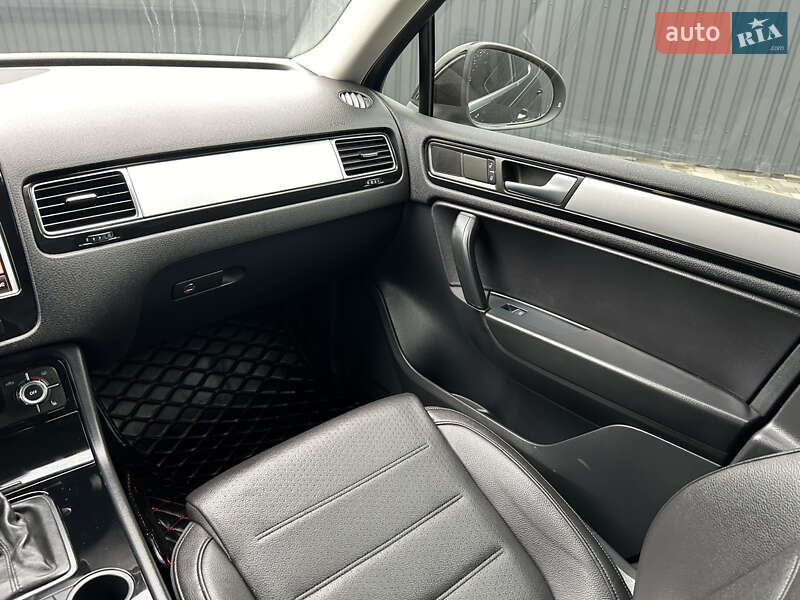 Внедорожник / Кроссовер Volkswagen Touareg 2013 в Полтаве