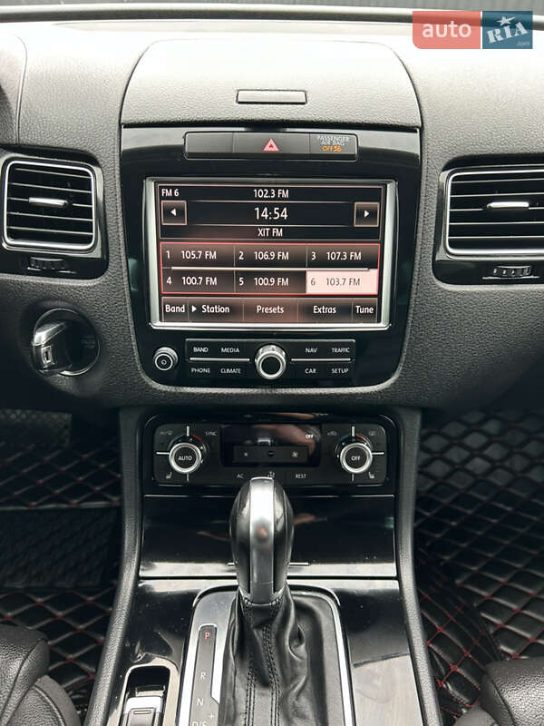 Внедорожник / Кроссовер Volkswagen Touareg 2013 в Полтаве