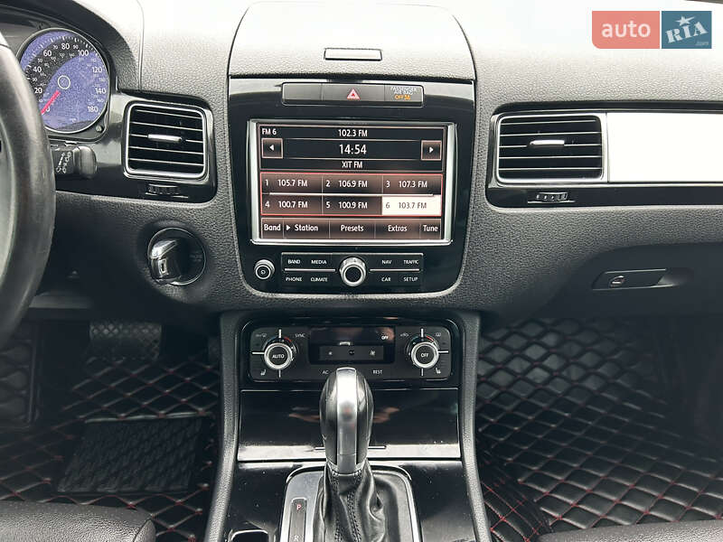 Внедорожник / Кроссовер Volkswagen Touareg 2013 в Полтаве