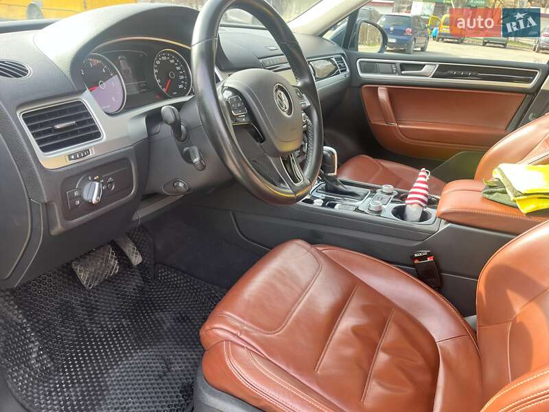 Позашляховик / Кросовер Volkswagen Touareg 2015 в Запоріжжі