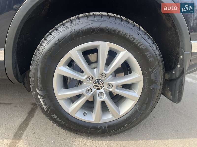 Позашляховик / Кросовер Volkswagen Touareg 2015 в Запоріжжі