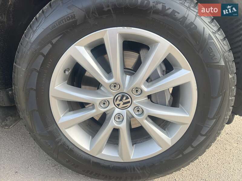 Позашляховик / Кросовер Volkswagen Touareg 2015 в Запоріжжі