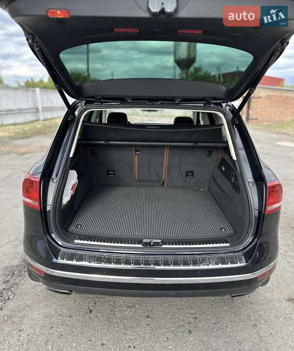 Позашляховик / Кросовер Volkswagen Touareg 2015 в Запоріжжі