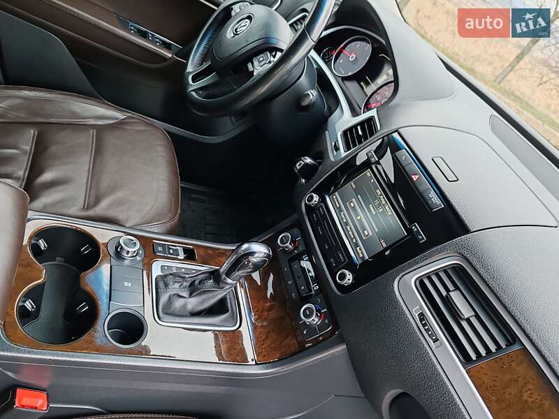 Внедорожник / Кроссовер Volkswagen Touareg 2013 в Харькове