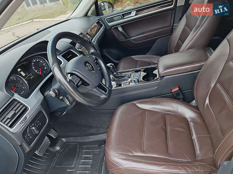 Внедорожник / Кроссовер Volkswagen Touareg 2013 в Харькове