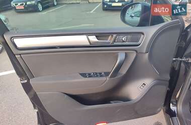 Позашляховик / Кросовер Volkswagen Touareg 2013 в 