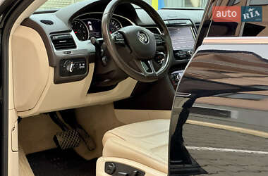 Позашляховик / Кросовер Volkswagen Touareg 2011 в 