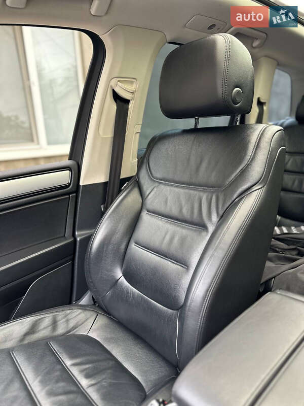 Позашляховик / Кросовер Volkswagen Touareg 2014 в Одесі