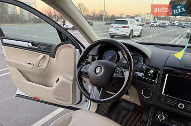 Позашляховик / Кросовер Volkswagen Touareg 2014 в 