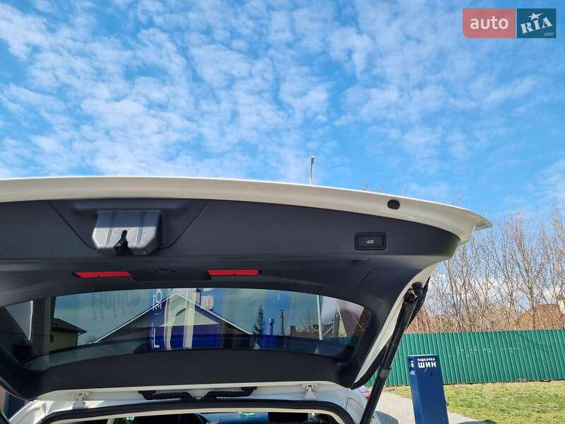 Внедорожник / Кроссовер Volkswagen Touareg 2015 в Днепре