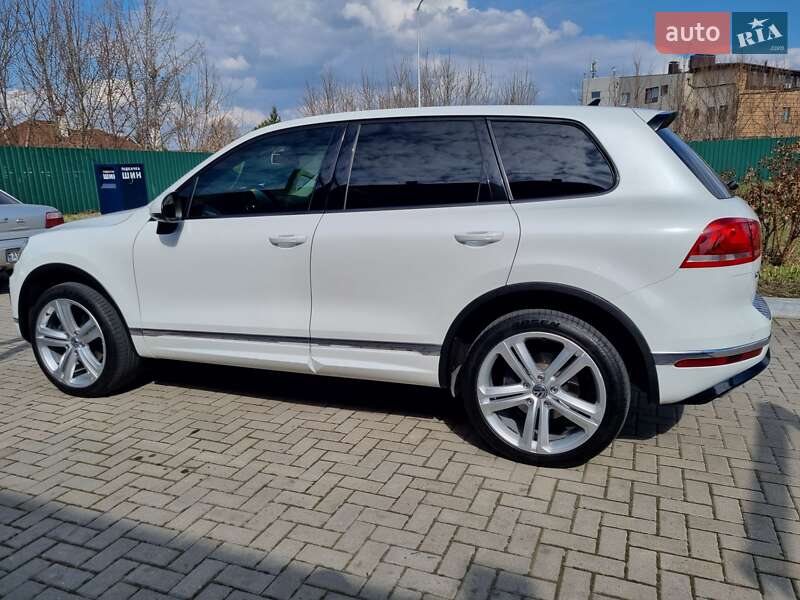 Внедорожник / Кроссовер Volkswagen Touareg 2015 в Днепре