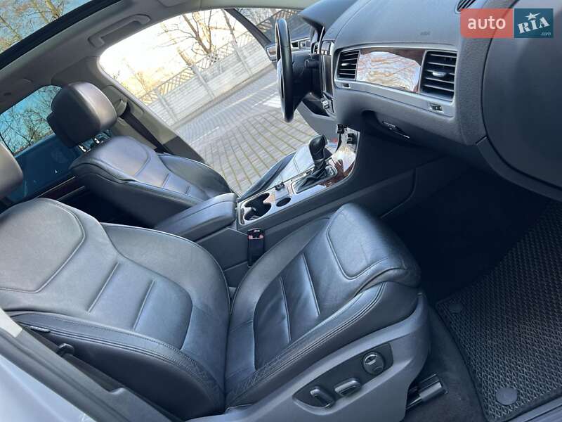 Позашляховик / Кросовер Volkswagen Touareg 2011 в Чернівцях