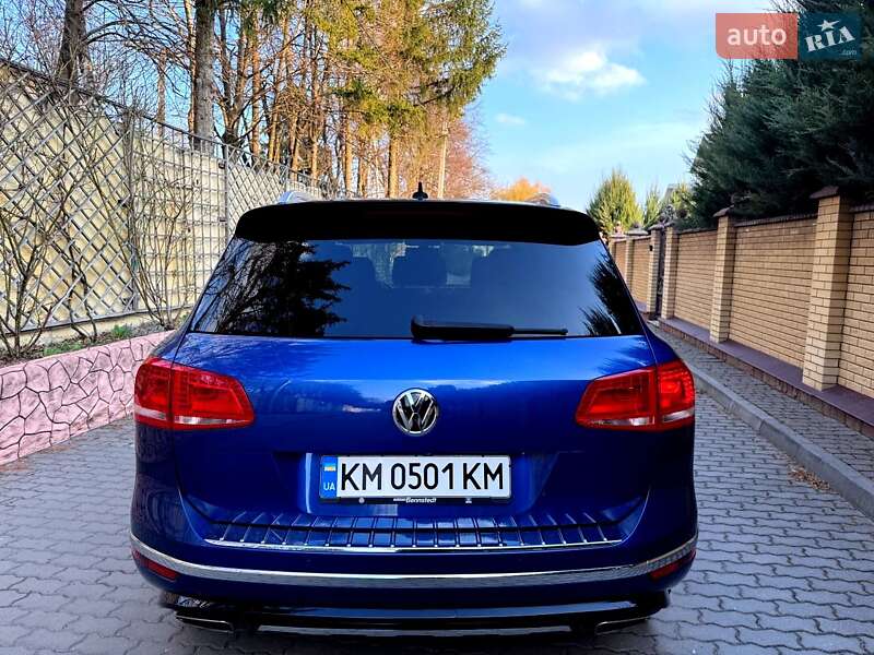 Внедорожник / Кроссовер Volkswagen Touareg 2015 в Хмельницком