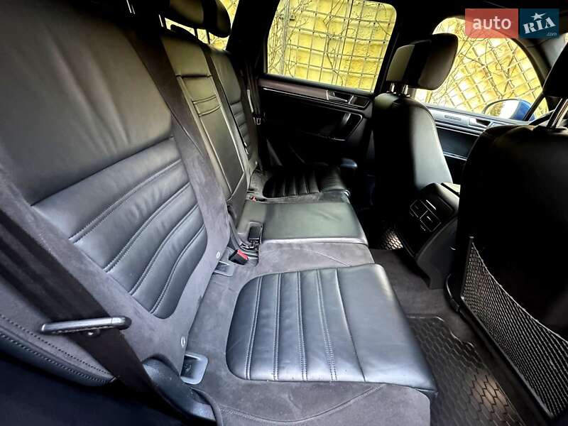 Внедорожник / Кроссовер Volkswagen Touareg 2015 в Хмельницком