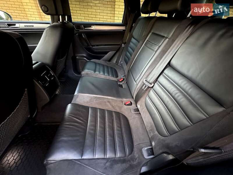 Внедорожник / Кроссовер Volkswagen Touareg 2015 в Хмельницком