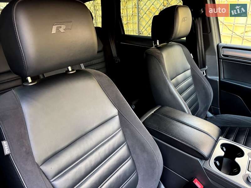 Внедорожник / Кроссовер Volkswagen Touareg 2015 в Хмельницком