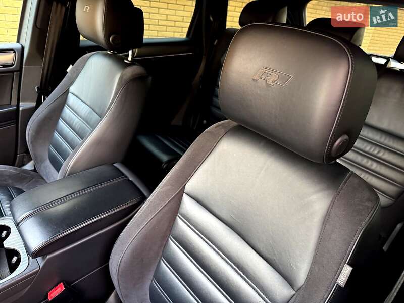 Внедорожник / Кроссовер Volkswagen Touareg 2015 в Хмельницком