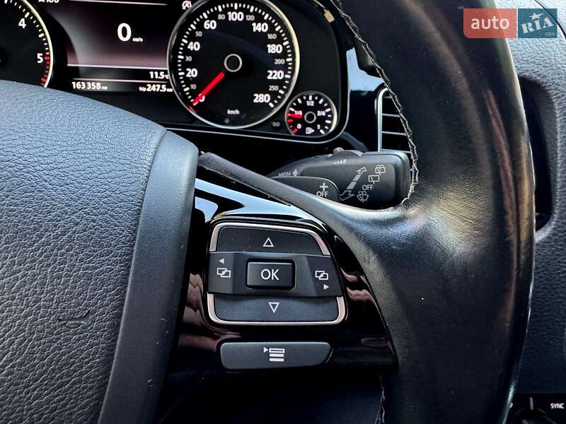 Внедорожник / Кроссовер Volkswagen Touareg 2015 в Хмельницком
