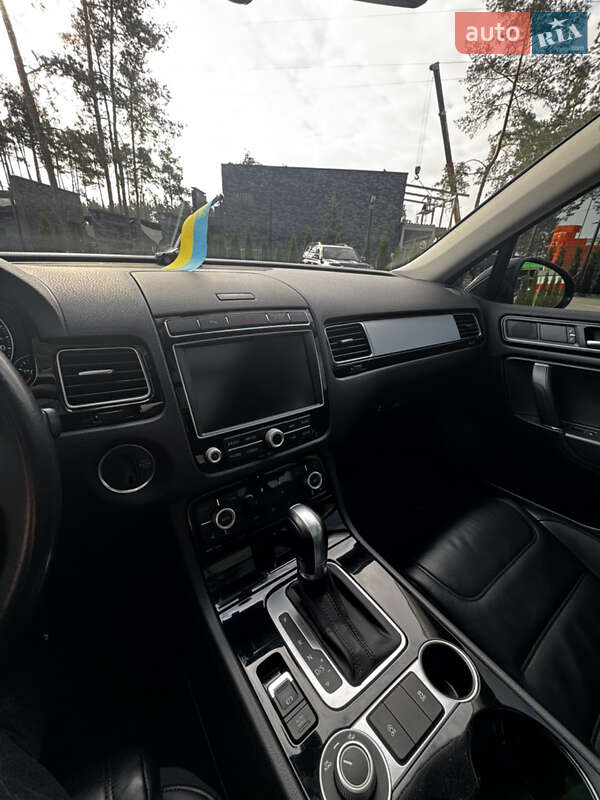 Внедорожник / Кроссовер Volkswagen Touareg 2015 в Киеве