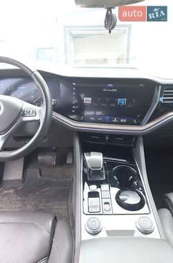 Внедорожник / Кроссовер Volkswagen Touareg 2018 в 