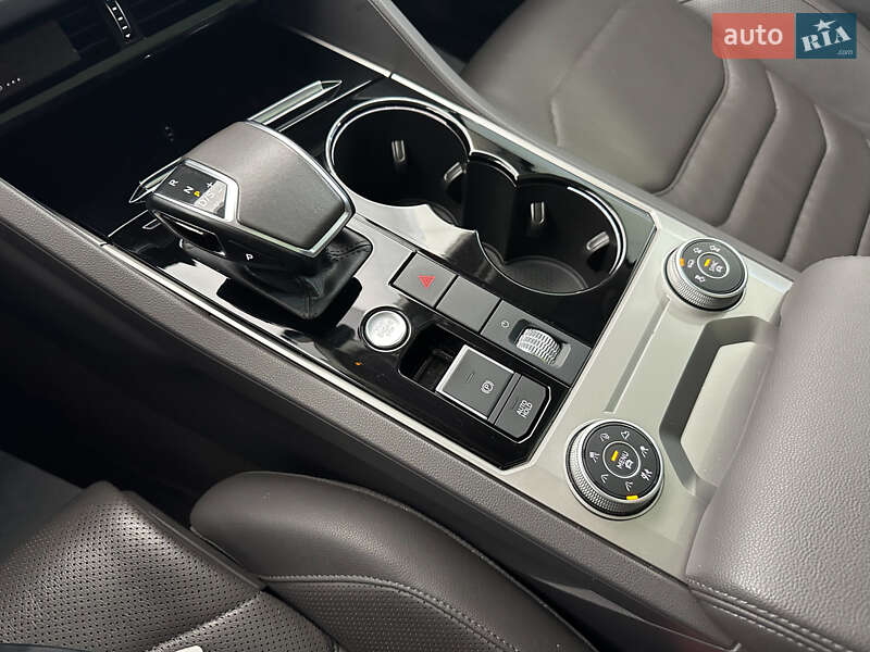 Позашляховик / Кросовер Volkswagen Touareg 2019 в Львові