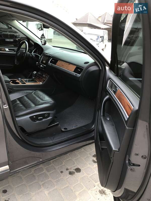 Внедорожник / Кроссовер Volkswagen Touareg 2011 в Теофиполе
