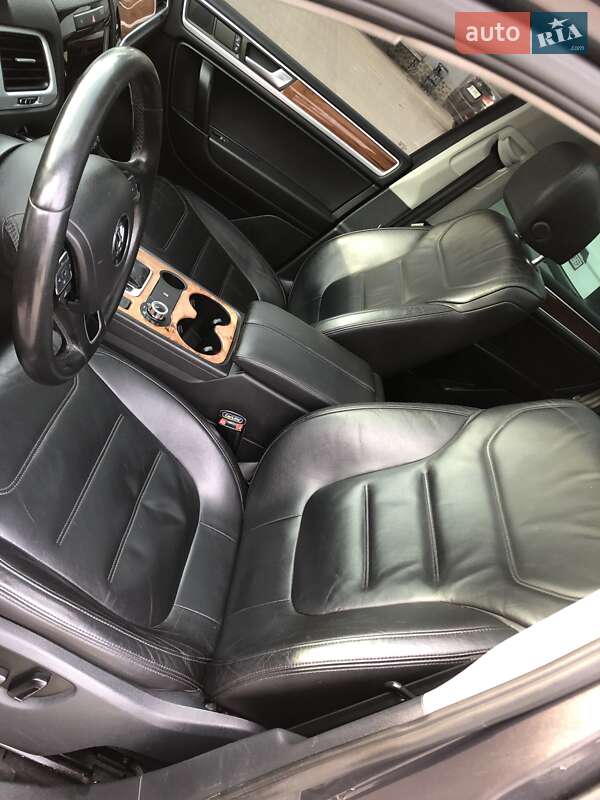 Внедорожник / Кроссовер Volkswagen Touareg 2011 в Теофиполе