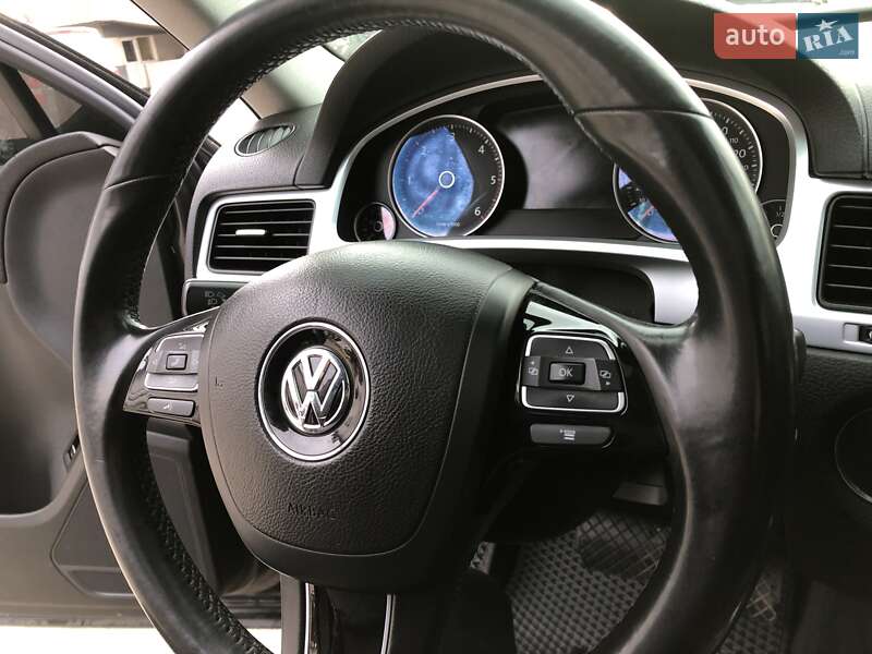 Внедорожник / Кроссовер Volkswagen Touareg 2011 в Теофиполе