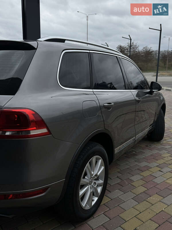 Внедорожник / Кроссовер Volkswagen Touareg 2012 в Харькове