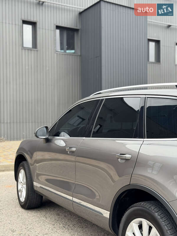 Внедорожник / Кроссовер Volkswagen Touareg 2012 в Харькове
