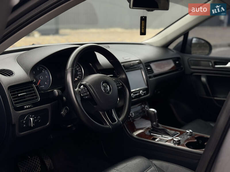 Внедорожник / Кроссовер Volkswagen Touareg 2012 в Харькове