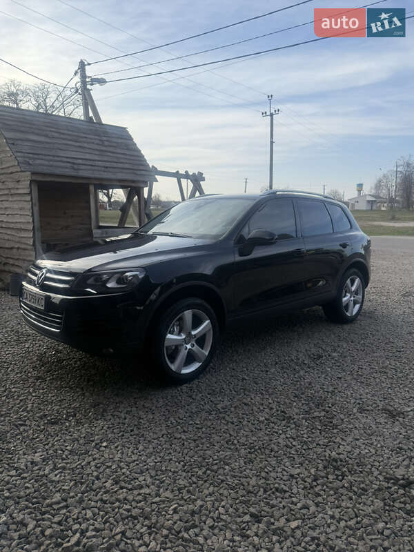 Внедорожник / Кроссовер Volkswagen Touareg 2011 в Киеве
