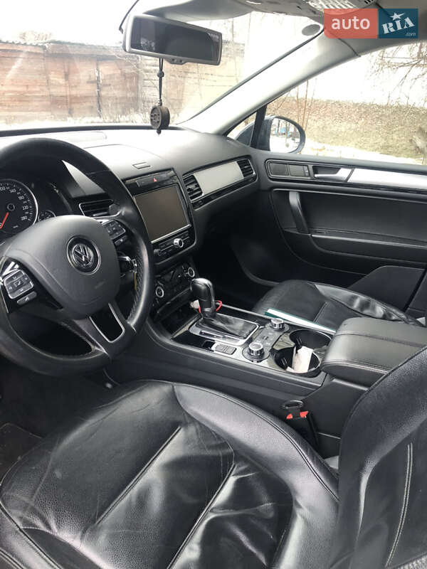 Внедорожник / Кроссовер Volkswagen Touareg 2011 в Киеве