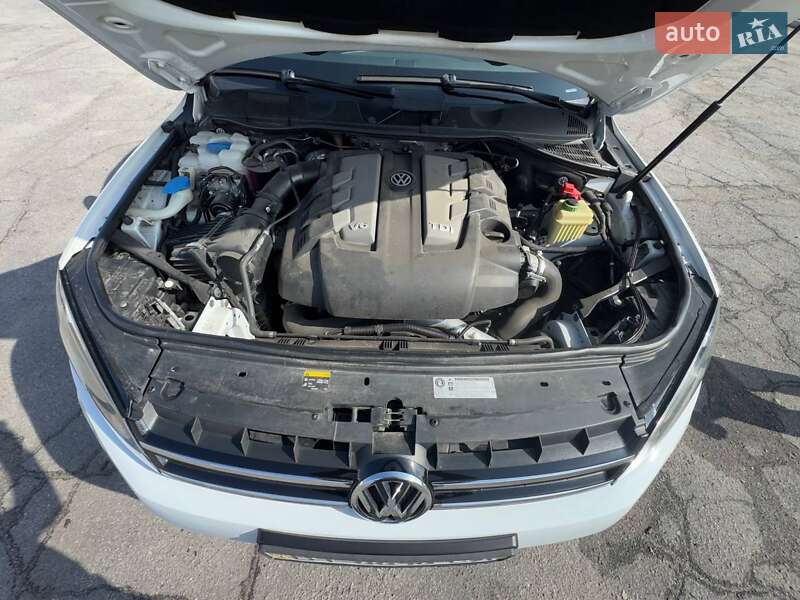 Позашляховик / Кросовер Volkswagen Touareg 2014 в Лубнах